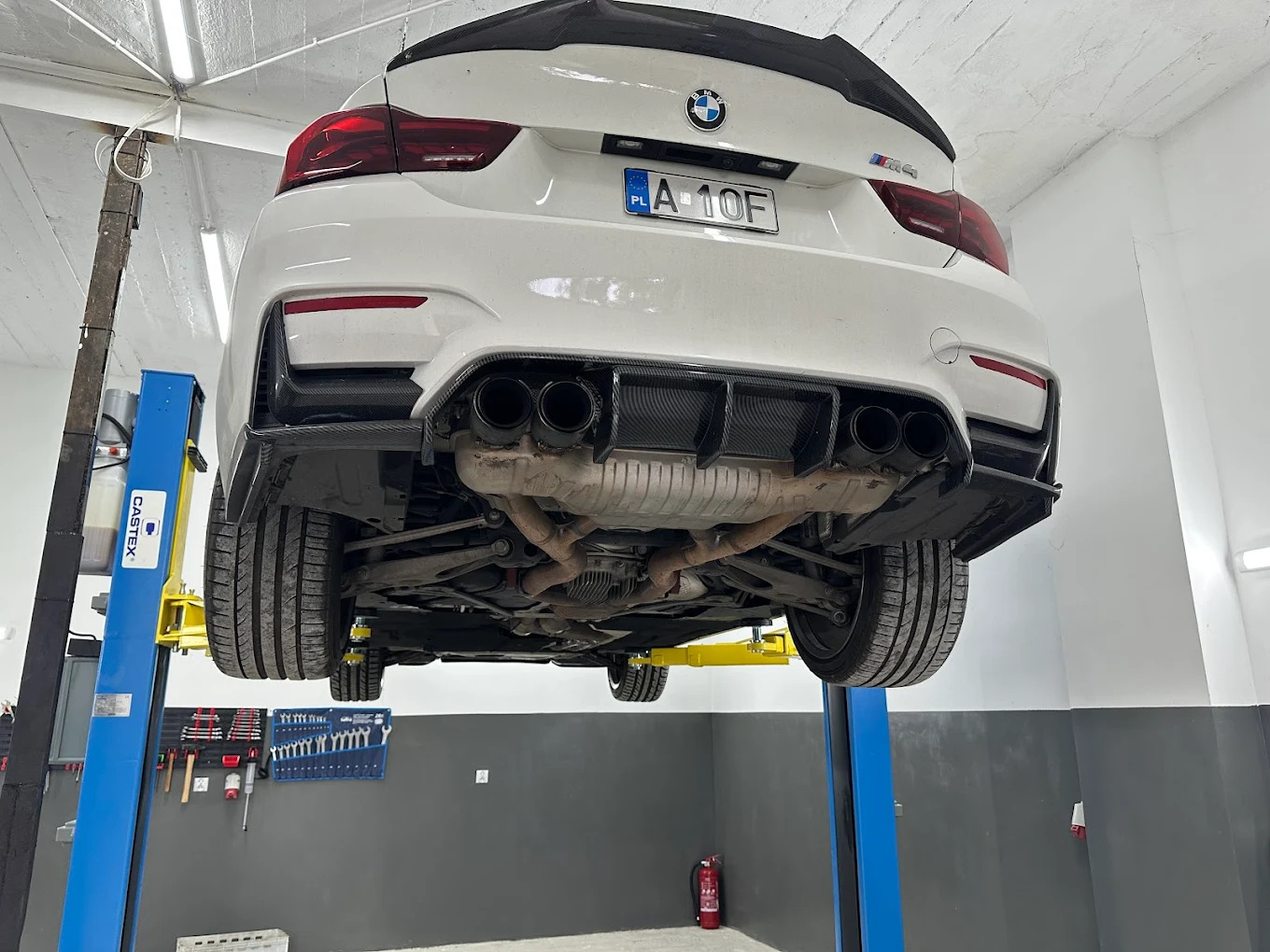 BMW na podnośniku w Autoline Service Karpin podczas serwisu zawieszenia i podwozia.