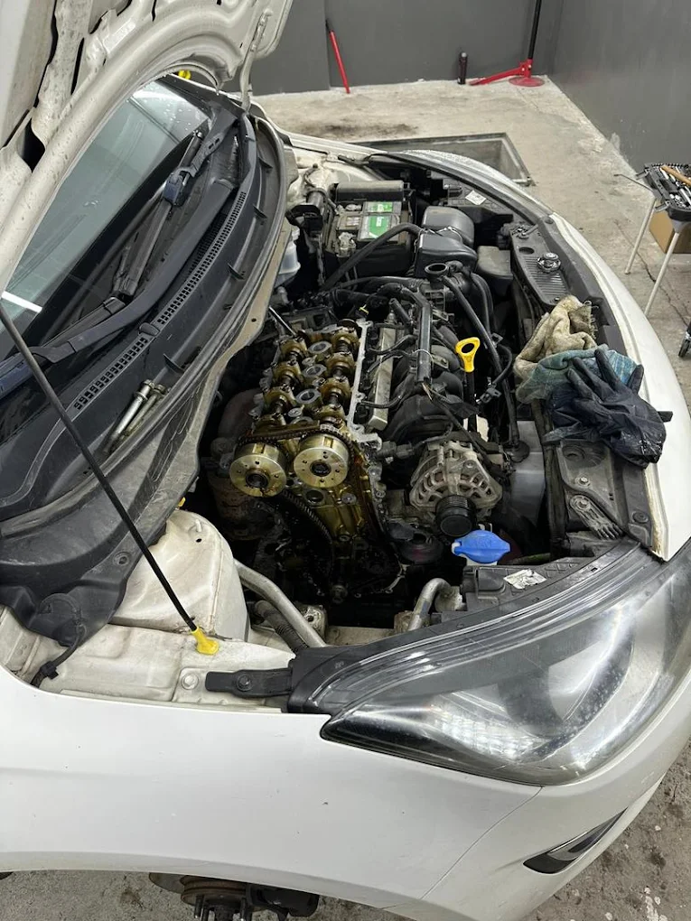 Silnik samochodu w trakcie naprawy w Autoline Service Karpin – szczegółowa praca przy układzie rozrządu.